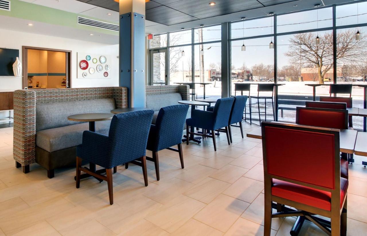 Holiday Inn Express & Suites Galesburg By Ihg Екстериор снимка