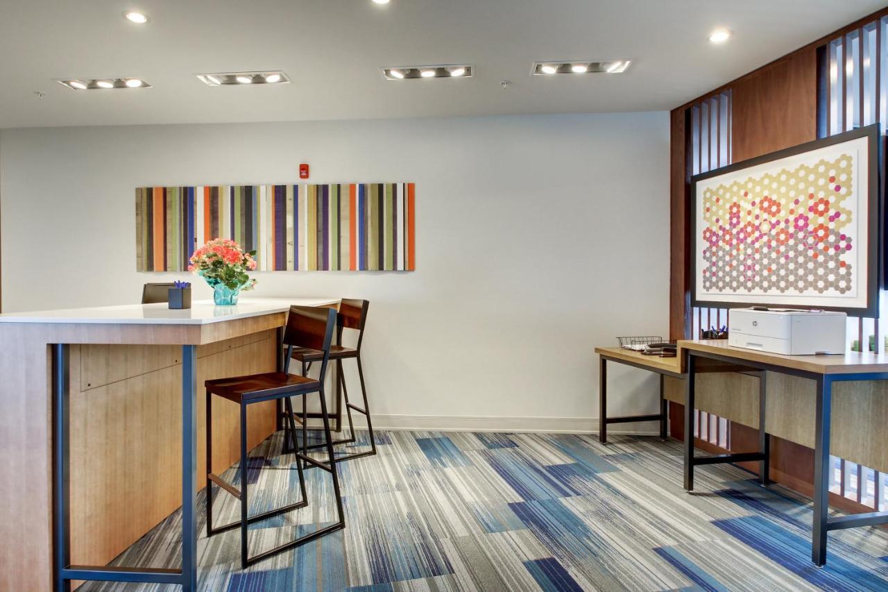 Holiday Inn Express & Suites Galesburg By Ihg Екстериор снимка