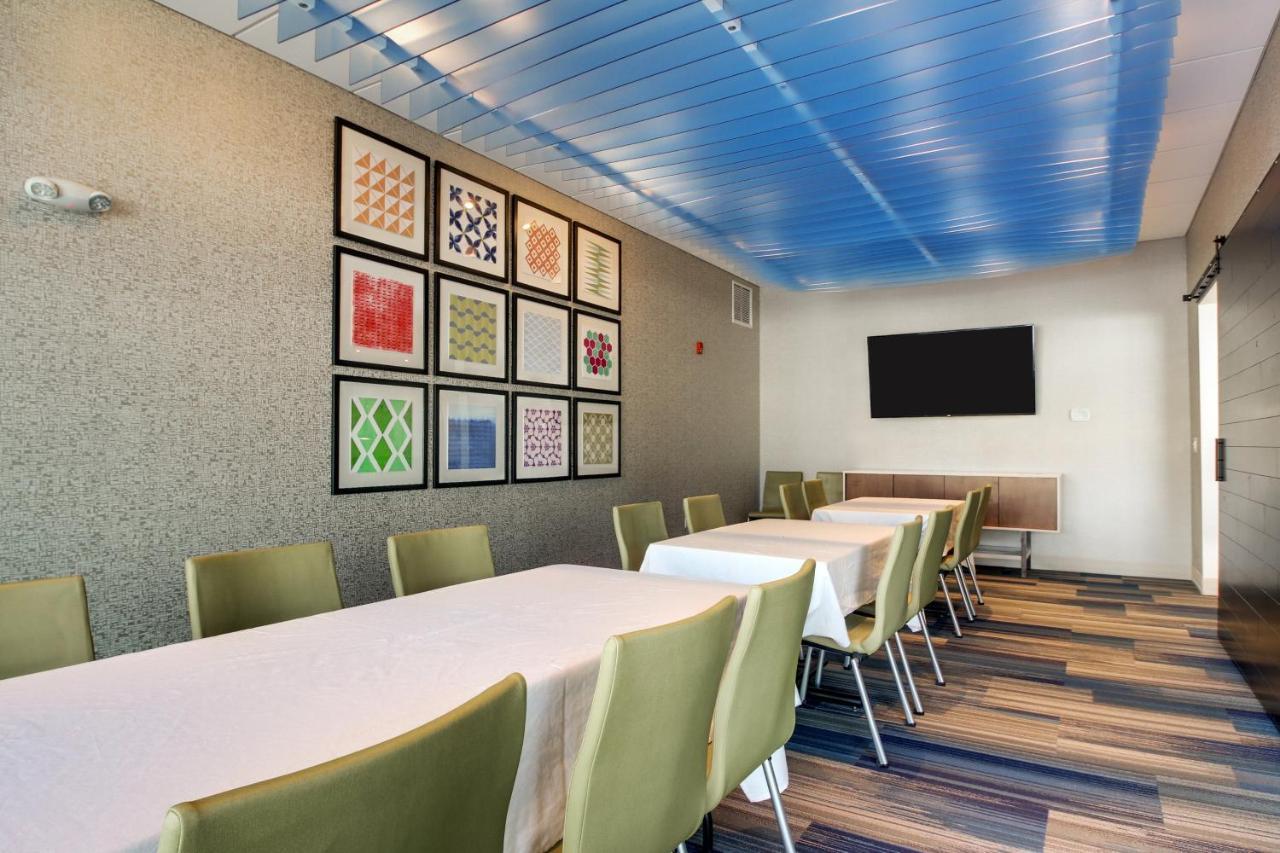 Holiday Inn Express & Suites Galesburg By Ihg Екстериор снимка