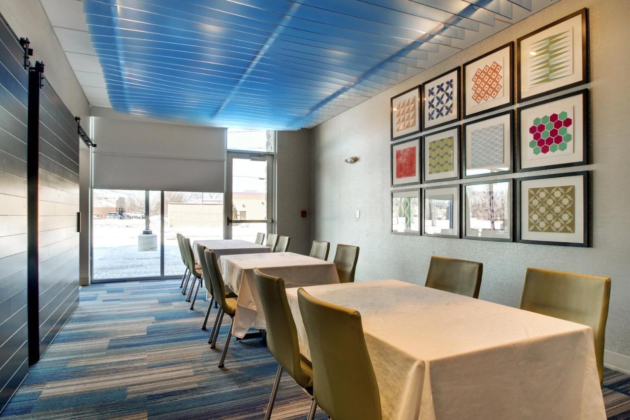 Holiday Inn Express & Suites Galesburg By Ihg Екстериор снимка