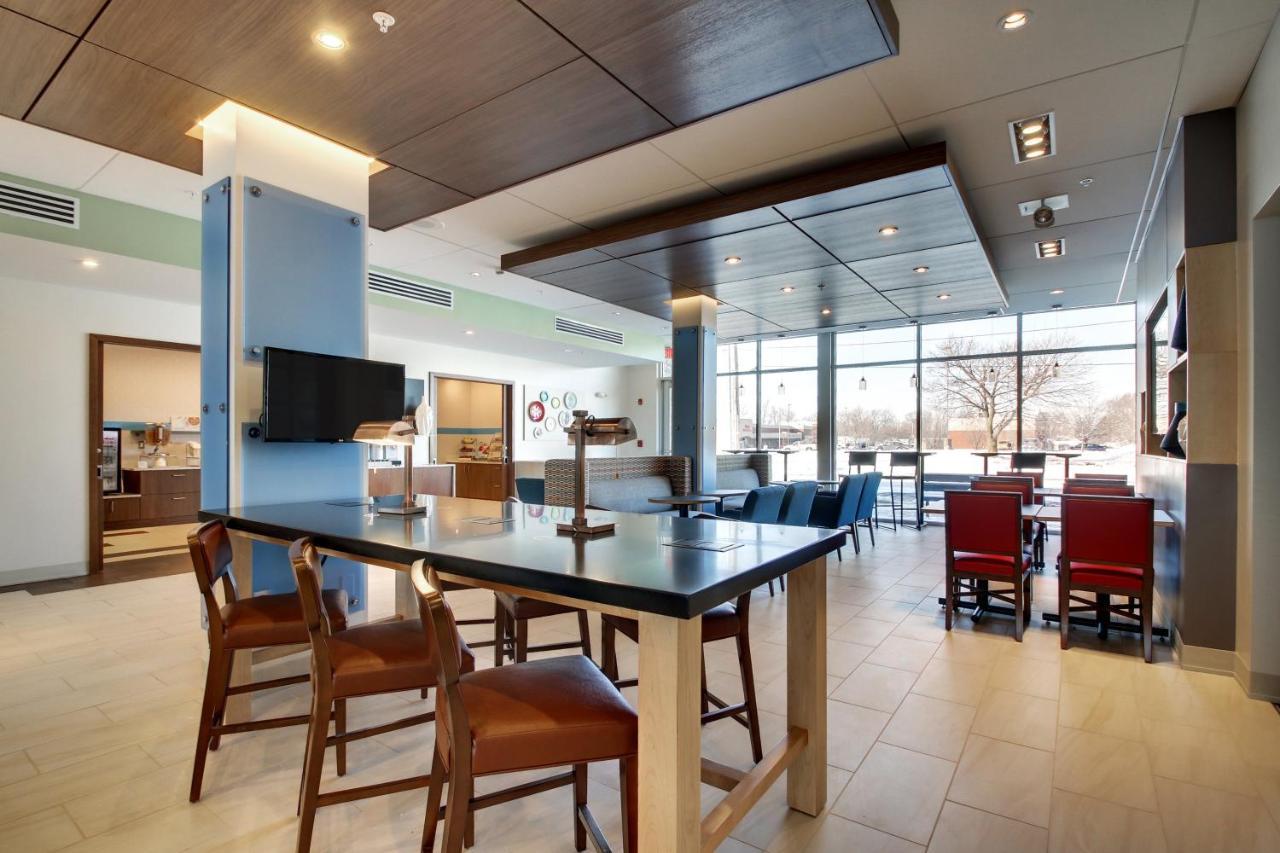 Holiday Inn Express & Suites Galesburg By Ihg Екстериор снимка
