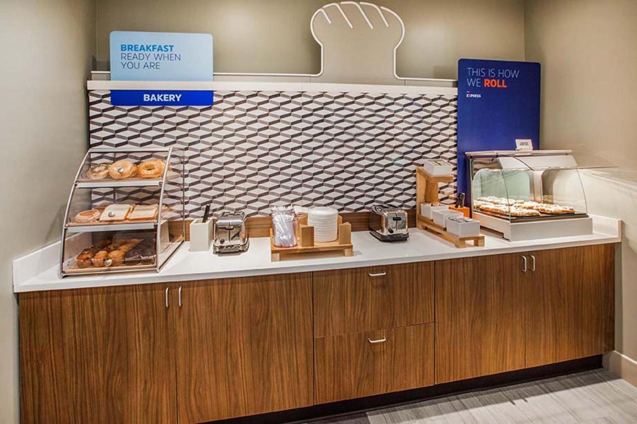 Holiday Inn Express & Suites Galesburg By Ihg Екстериор снимка