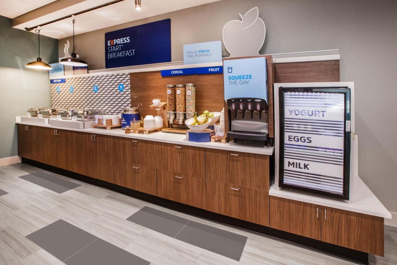 Holiday Inn Express & Suites Galesburg By Ihg Екстериор снимка